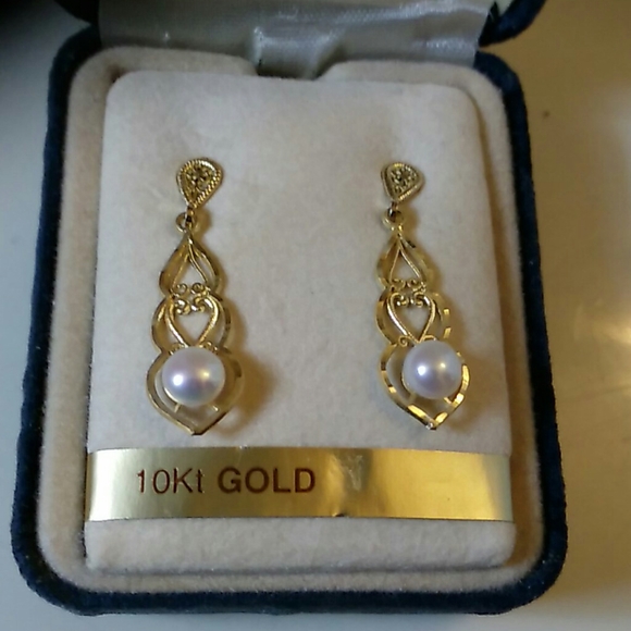 New, never worn, 10 karat Gold Earrings - Picture 2 of 2